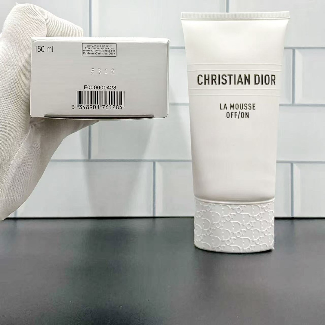 通/77💰
可配中文标，细节全对版，味道对香，市面最高版本，非流通普货，正品质量直供，支持对比，明通市场认可版本✔️迪奥睡莲洗面奶新版明通版150ml！