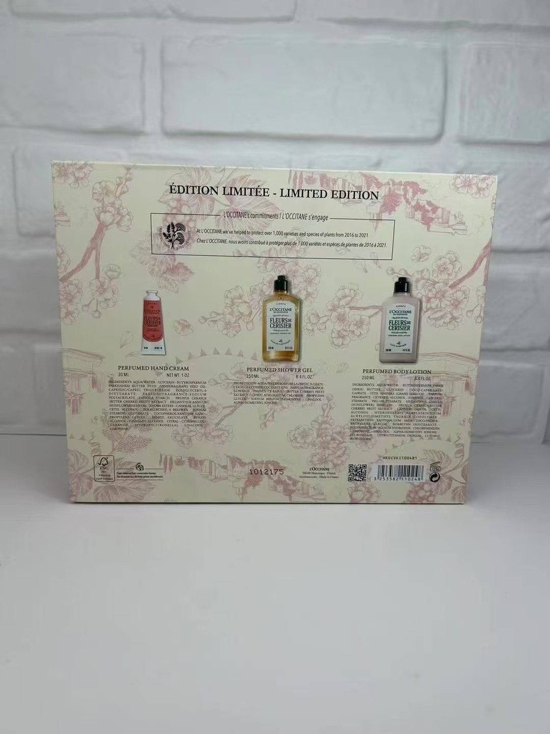 专柜品质/80💰包邮
欧舒丹樱花三件套26版！内含：身体乳250ml，沐浴露250ml，护手霜75ml。