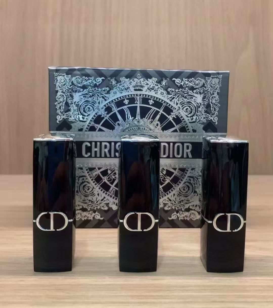 专/65💰
迪奥蓝金口红小样三件套银花版！内含：3*1.5g，色号：VEIL720-VEIL688-VEIL756。
