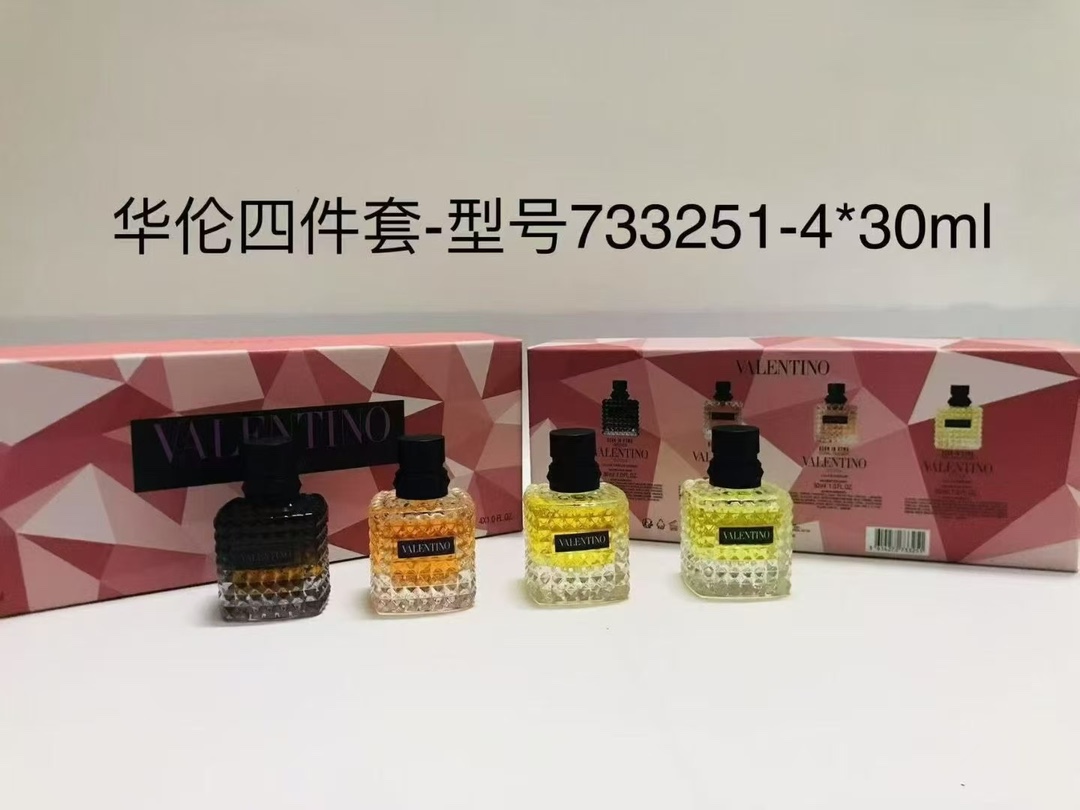 原单品质/80💰包邮
733244华伦天奴香水中样30ml四件套白球版！内含：30ml*4带喷头。味道：

733251华伦天奴香水中样30ml四件套炫动版！内含：30ml*4带喷头。味道：