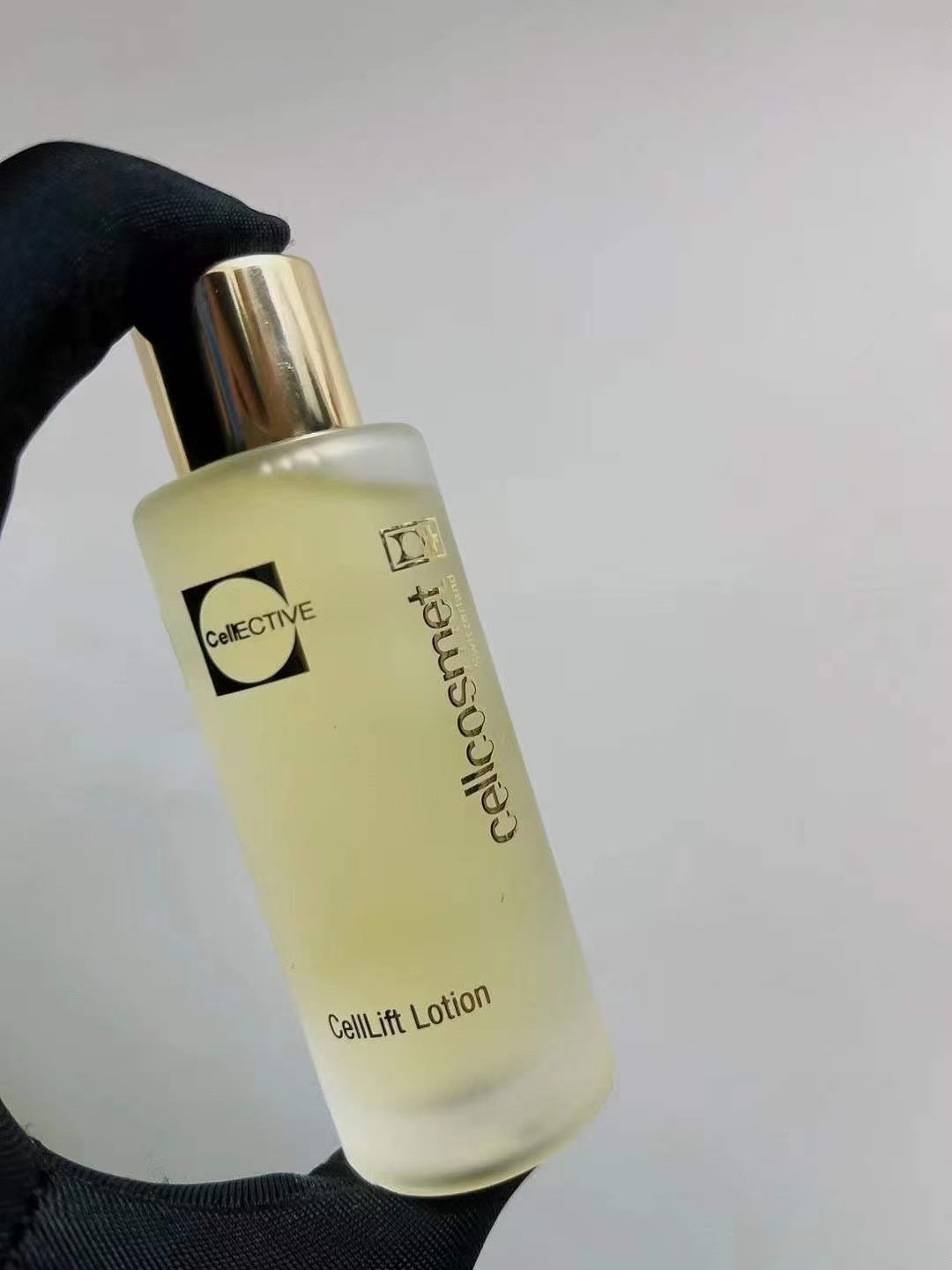 Con etiqueta china, color de la crema, correcto en versión y aroma, detalles correctos, crema que pasa la inspección, c…