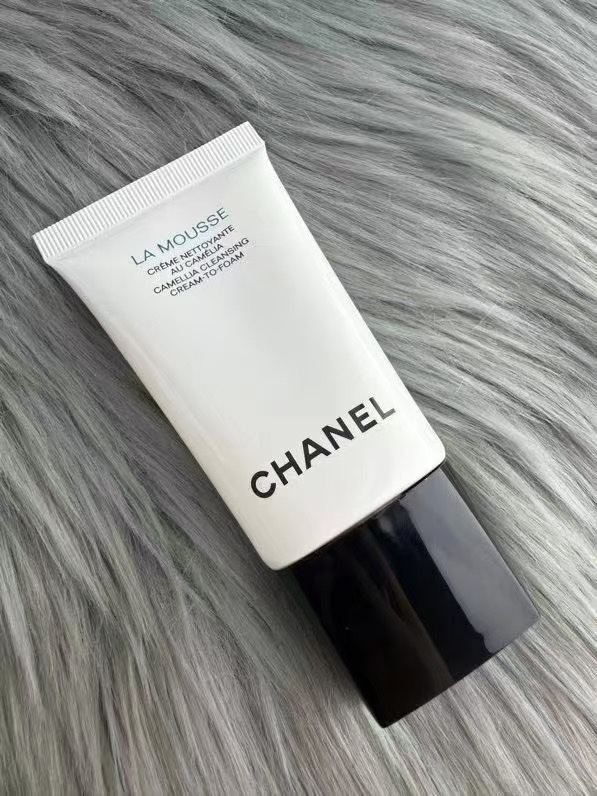 40💰
最新25年新款第三代版本，膏体对版对味，带功效，泡沫度饱满，对版尾封，对版封口，镭雕盖子✔️香奈儿山茶花洗面奶小样明通版30ml！