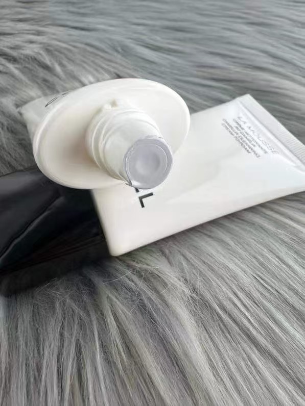 40💰
最新25年新款第三代版本，膏体对版对味，带功效，泡沫度饱满，对版尾封，对版封口，镭雕盖子✔️香奈儿山茶花洗面奶小样明通版30ml！