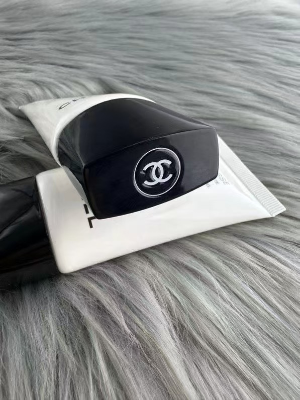 40💰
最新25年新款第三代版本，膏体对版对味，带功效，泡沫度饱满，对版尾封，对版封口，镭雕盖子✔️香奈儿山茶花洗面奶小样明通版30ml！