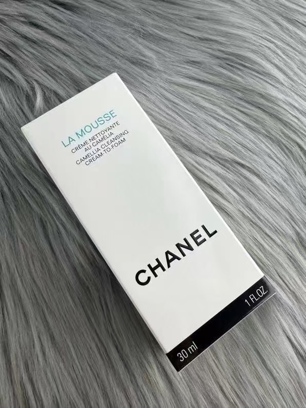 40💰
最新25年新款第三代版本，膏体对版对味，带功效，泡沫度饱满，对版尾封，对版封口，镭雕盖子✔️香奈儿山茶花洗面奶小样明通版30ml！