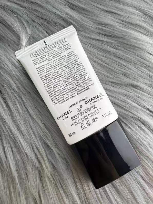 40💰
最新25年新款第三代版本，膏体对版对味，带功效，泡沫度饱满，对版尾封，对版封口，镭雕盖子✔️香奈儿山茶花洗面奶小样明通版30ml！