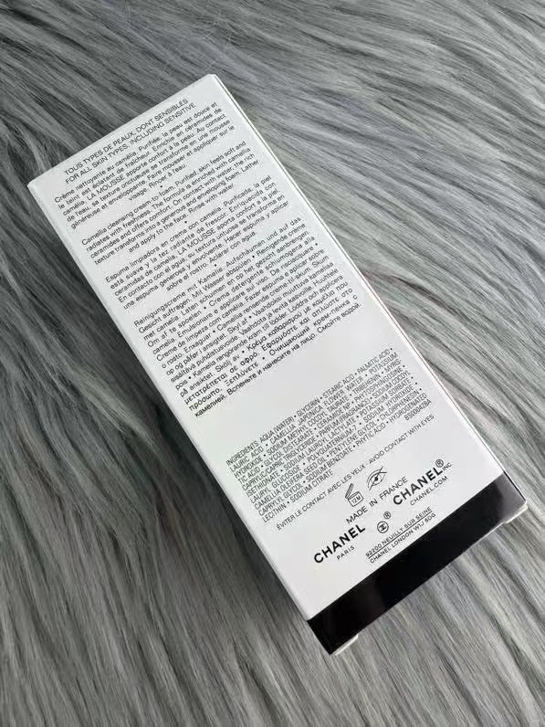 40💰
最新25年新款第三代版本，膏体对版对味，带功效，泡沫度饱满，对版尾封，对版封口，镭雕盖子✔️香奈儿山茶花洗面奶小样明通版30ml！