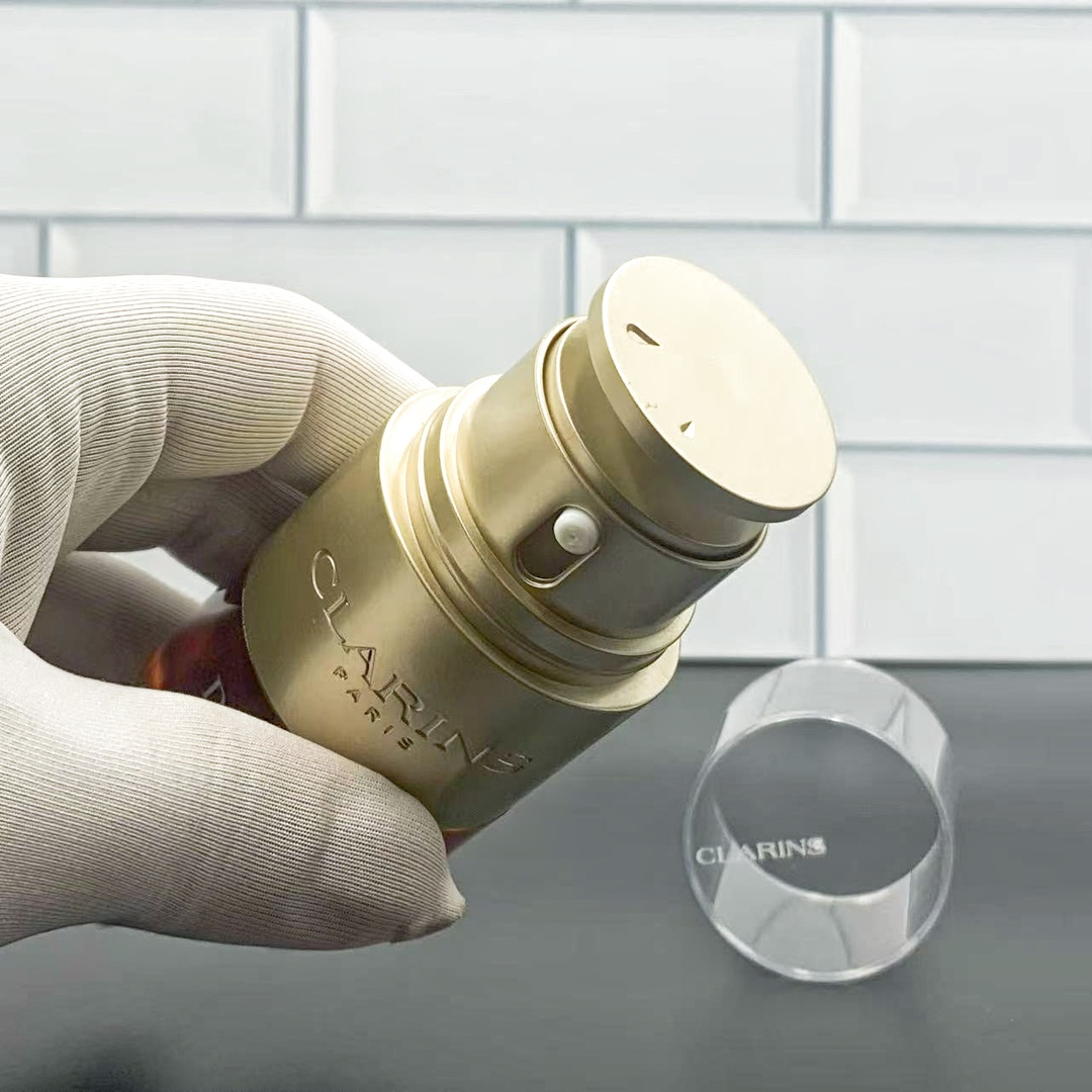 通/65💰
娇韵诗双萃精华明通版20ml 正品支支不漏液 膏体可乳化 瓶身烫金光滑明显清晰 外盒紫光灯下带暗码 细节全对版 味道对香 市面最高版本 非流通普货 正品质量直供 支持对比 配中文标+官网防伪+封口贴 件120