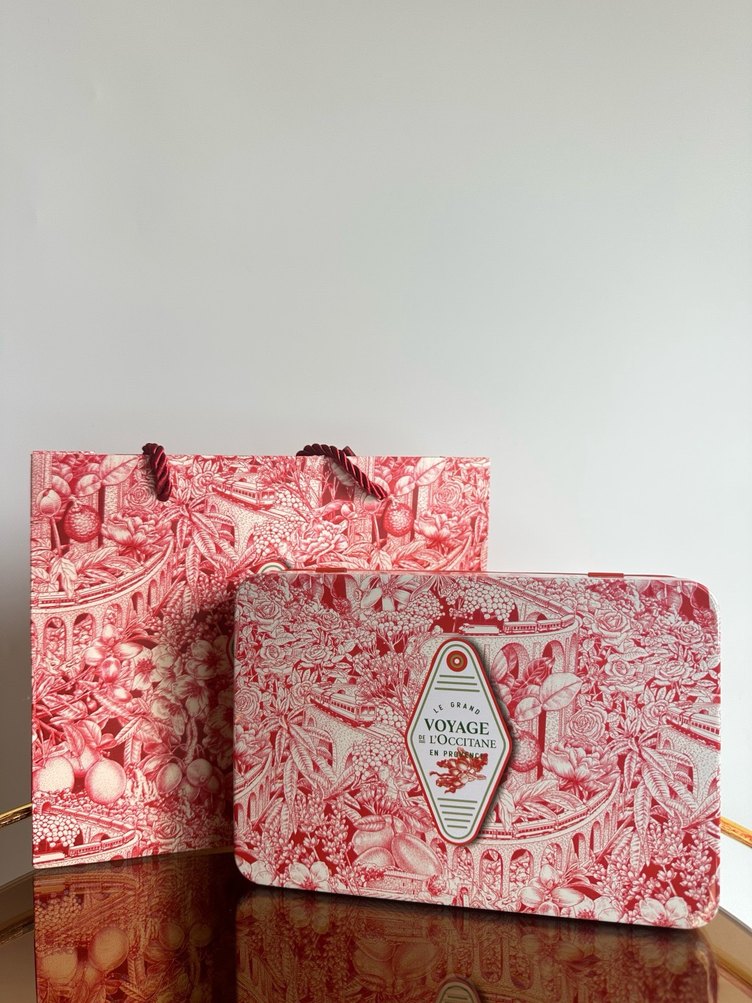 Set de cinco cremas de manos de L'Occitane de mandarina y cedro en caja de hojalata!
