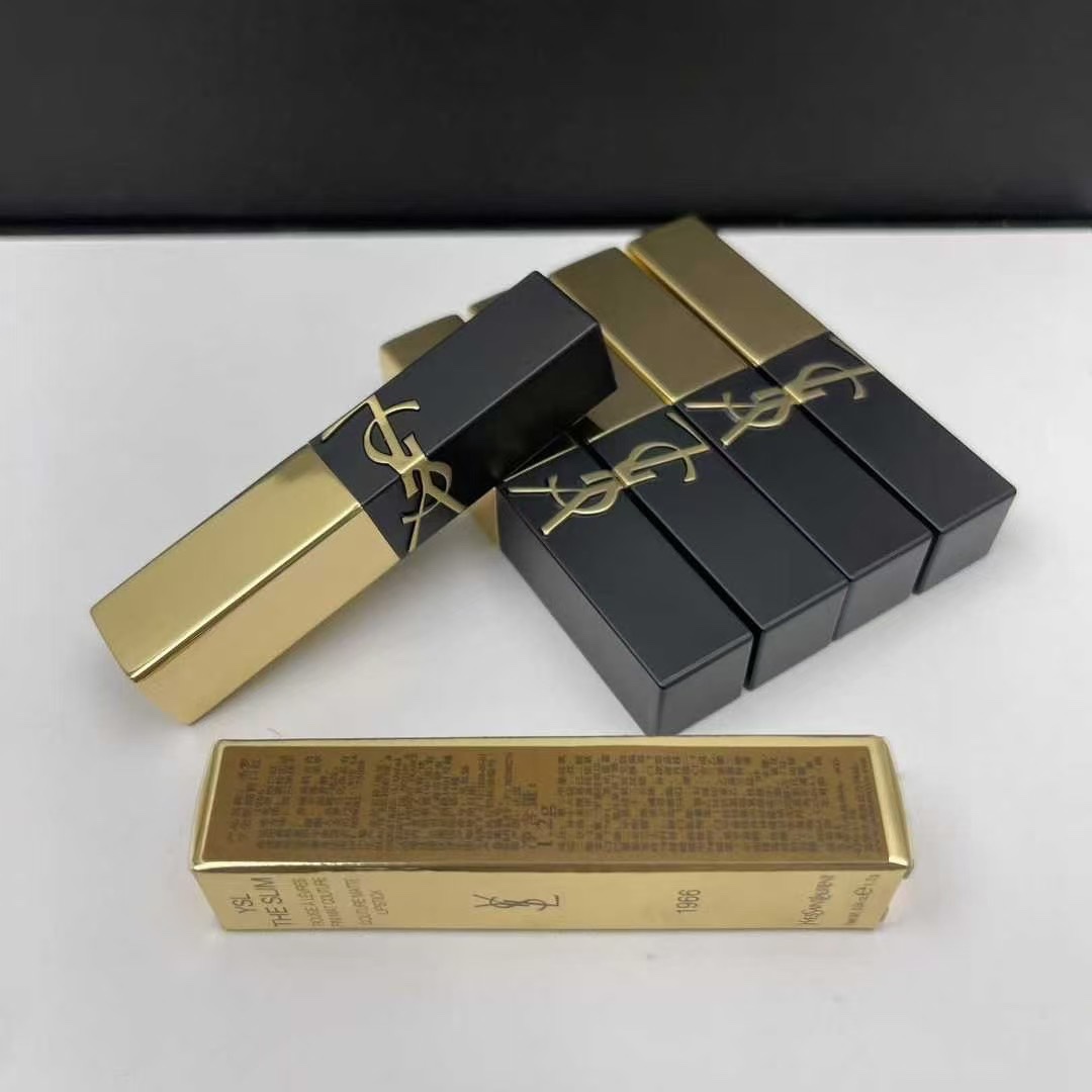 打起出货
铝管质量/膏体对色对味，配中文标/打盒20支，打码62Z900✔️圣罗兰全新细管小金条口红小样1.2g！色号：21-22-23-24-25-26-27-28-29-30-32-33-35-37-314-1936-1966-1977。