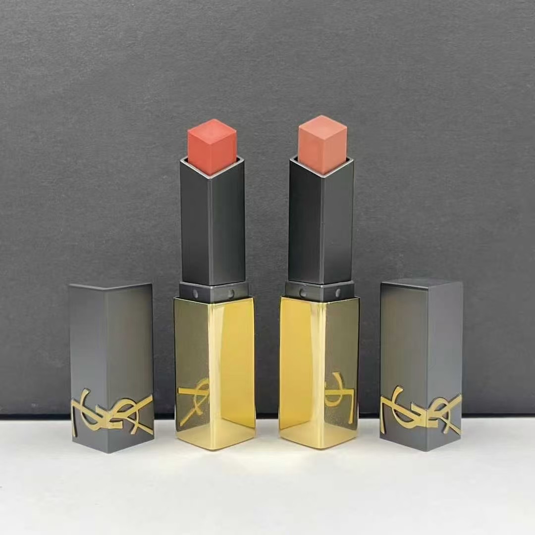 打起出货
铝管质量/膏体对色对味，配中文标/打盒20支，打码62Z900✔️圣罗兰全新细管小金条口红小样1.2g！色号：21-22-23-24-25-26-27-28-29-30-32-33-35-37-314-1936-1966-1977。