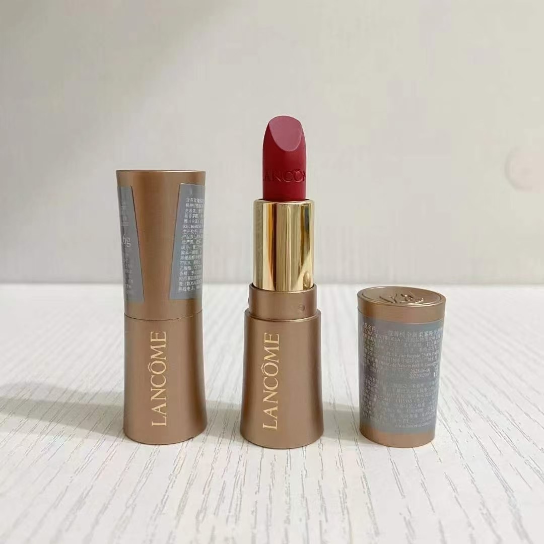 打起出货
最新包材管身logo凸起，质量对版，膏体对色对味，零售后，配中文标✔️兰蔻粉管小蛮腰口红小样袋装明通版1.6g！色号：
黑管滋润：196+274
黑管哑光196+274+505+888+295+200+292
粉金哑光：196+274+888+299+330