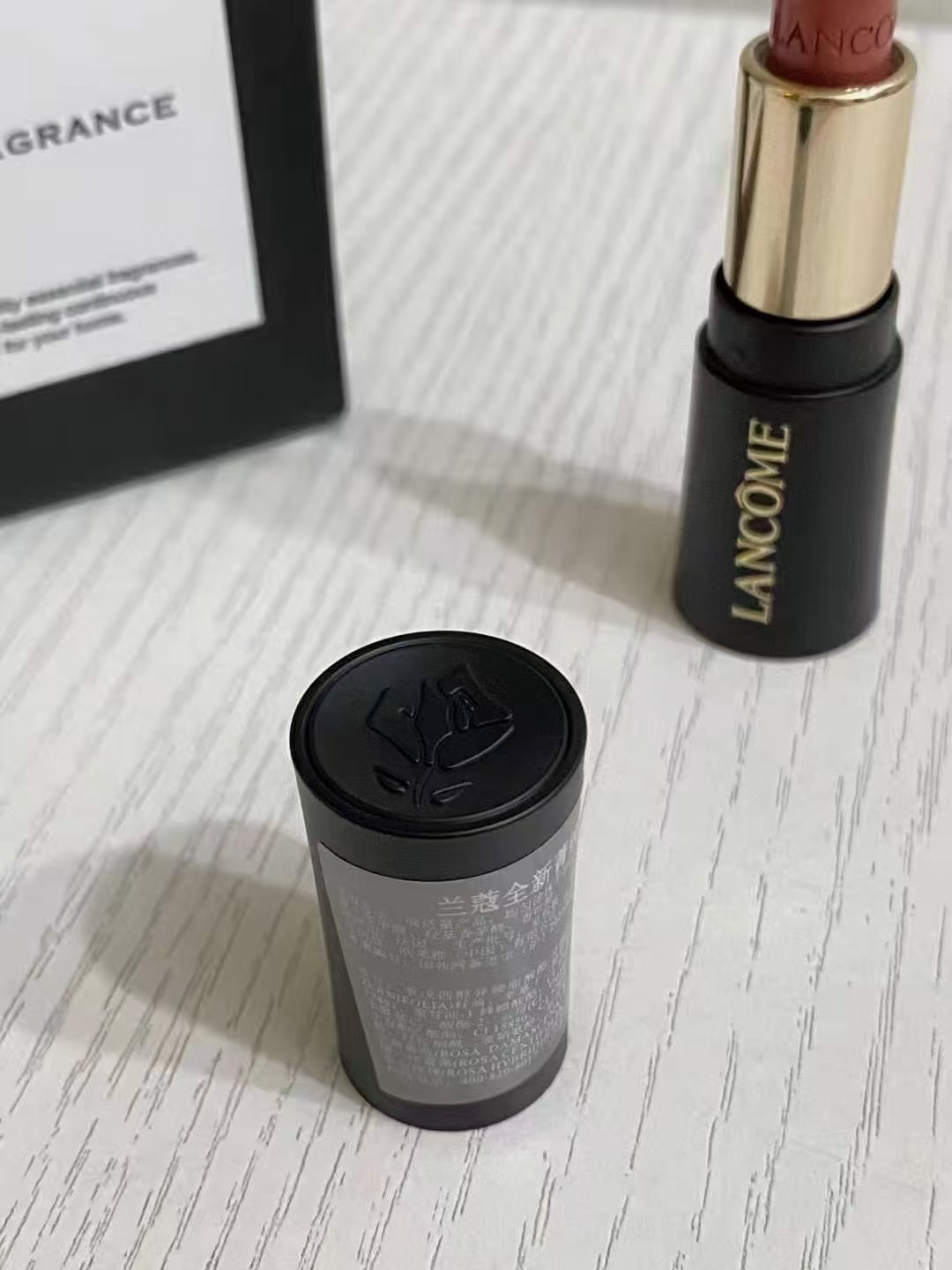 打起出货
最新包材管身logo凸起，质量对版，膏体对色对味，零售后，配中文标✔️兰蔻粉管小蛮腰口红小样袋装明通版1.6g！色号：
黑管滋润：196+274
黑管哑光196+274+505+888+295+200+292
粉金哑光：196+274+888+299+330