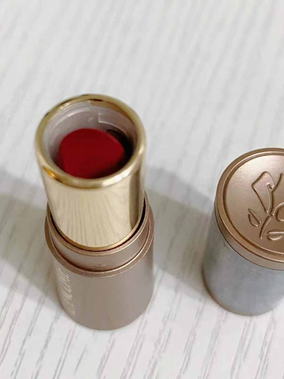 打起出货
最新包材管身logo凸起，质量对版，膏体对色对味，零售后，配中文标✔️兰蔻粉管小蛮腰口红小样袋装明通版1.6g！色号：
黑管滋润：196+274
黑管哑光196+274+505+888+295+200+292
粉金哑光：196+274+888+299+330