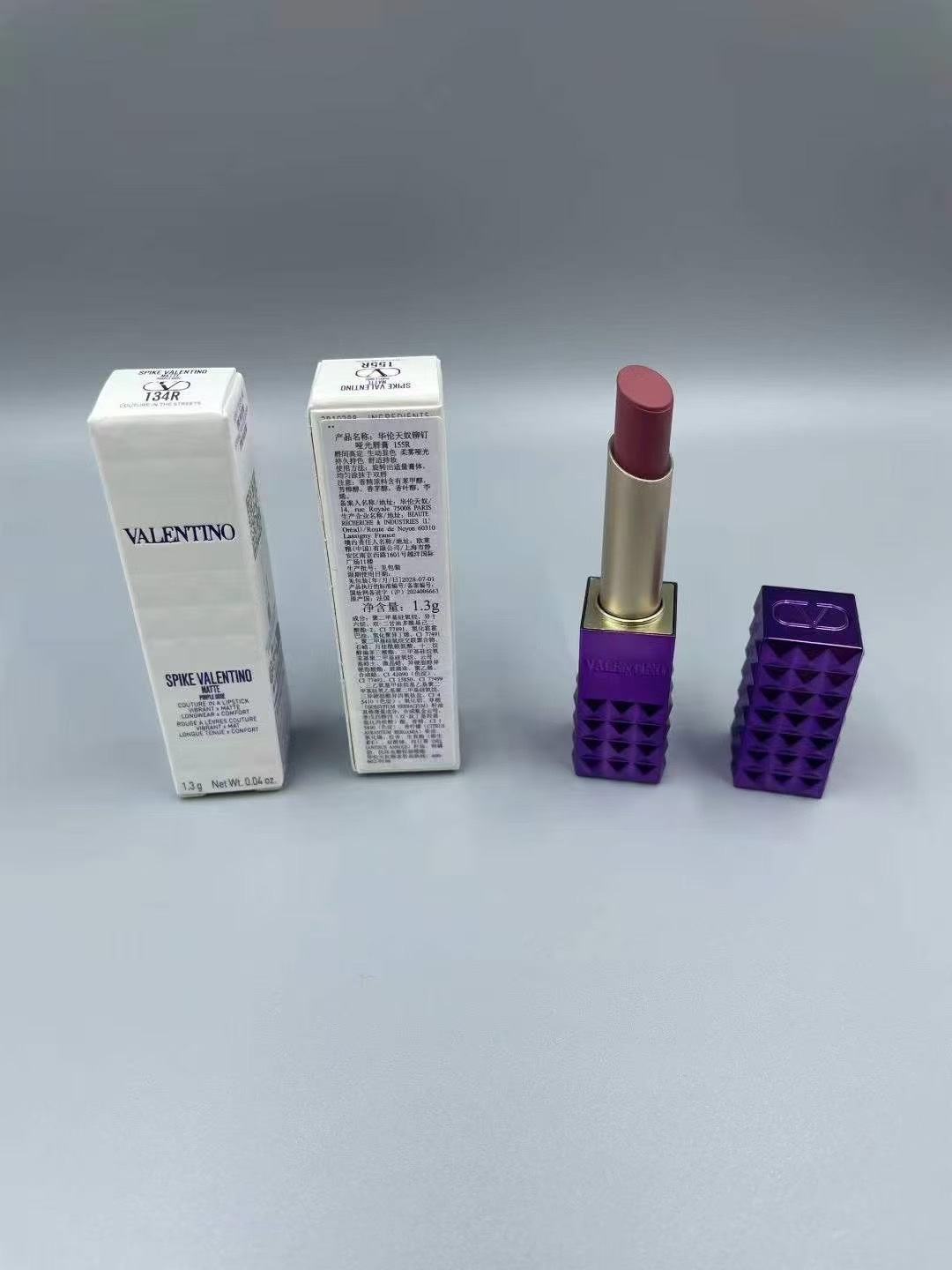 打起出货
正装缩小版  膏体对色对味，配中文标，日期标，打码：62Z700，打盒/20支✔️华伦天奴铆钉口红小样1.3g！色号：
紫管：134R、155R、125R
粉管：400A、302R、120R
金管：111A、77A、134R