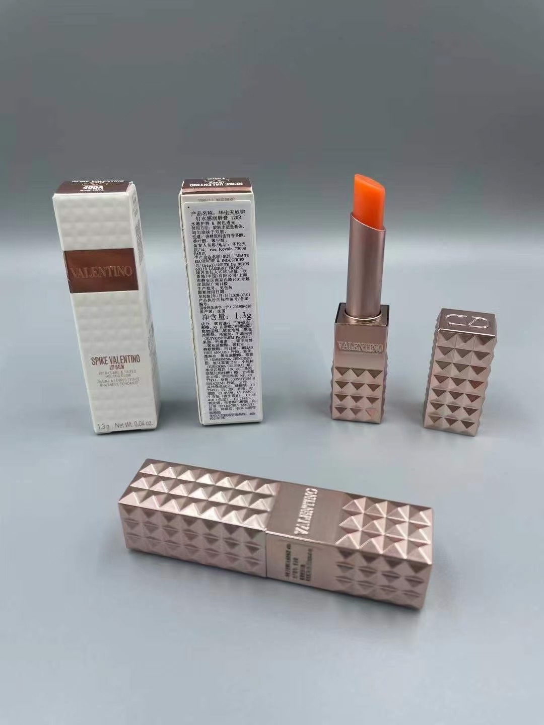 打起出货
正装缩小版  膏体对色对味，配中文标，日期标，打码：62Z700，打盒/20支✔️华伦天奴铆钉口红小样1.3g！色号：
紫管：134R、155R、125R
粉管：400A、302R、120R
金管：111A、77A、134R