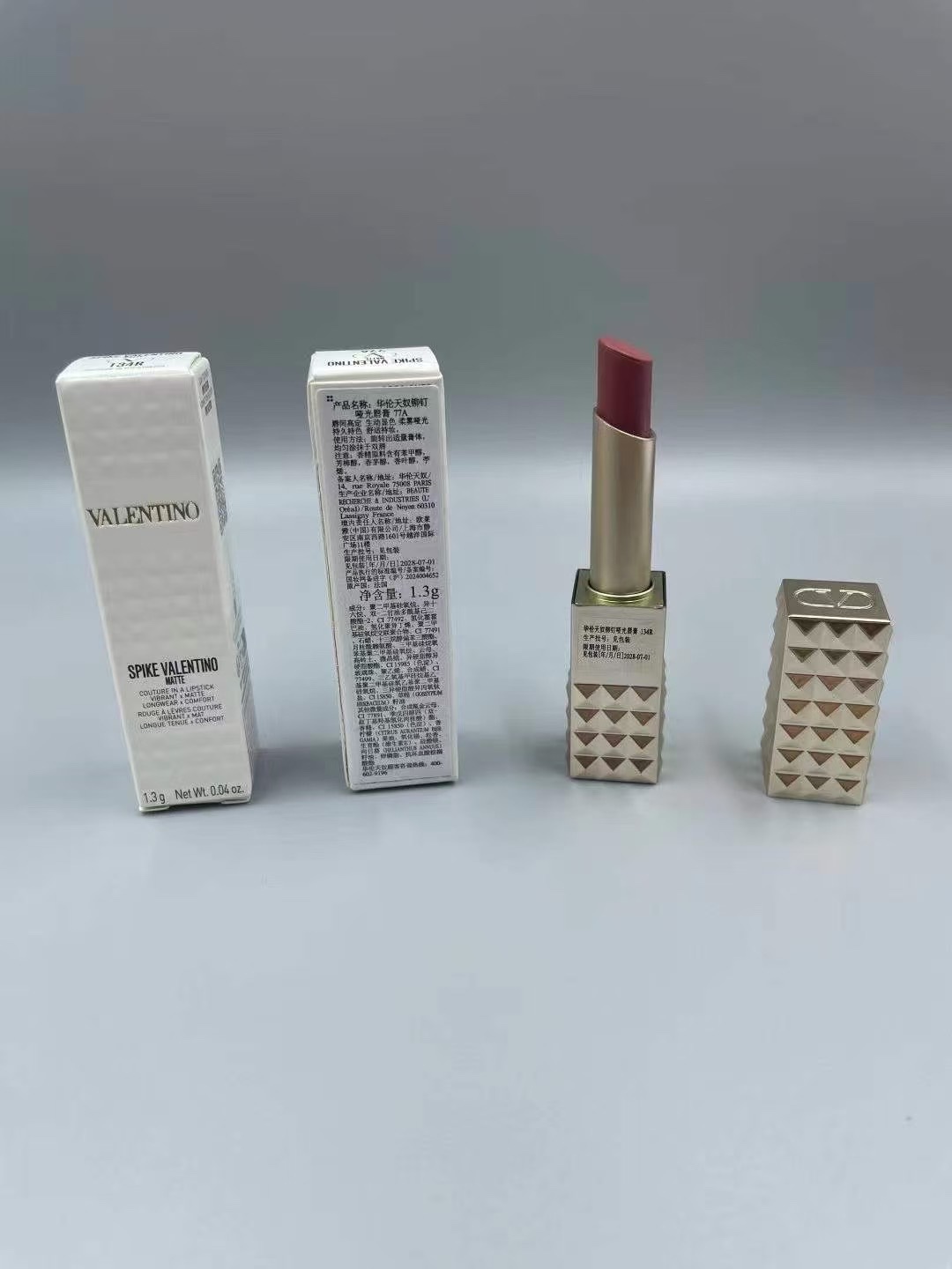 打起出货
正装缩小版  膏体对色对味，配中文标，日期标，打码：62Z700，打盒/20支✔️华伦天奴铆钉口红小样1.3g！色号：
紫管：134R、155R、125R
粉管：400A、302R、120R
金管：111A、77A、134R