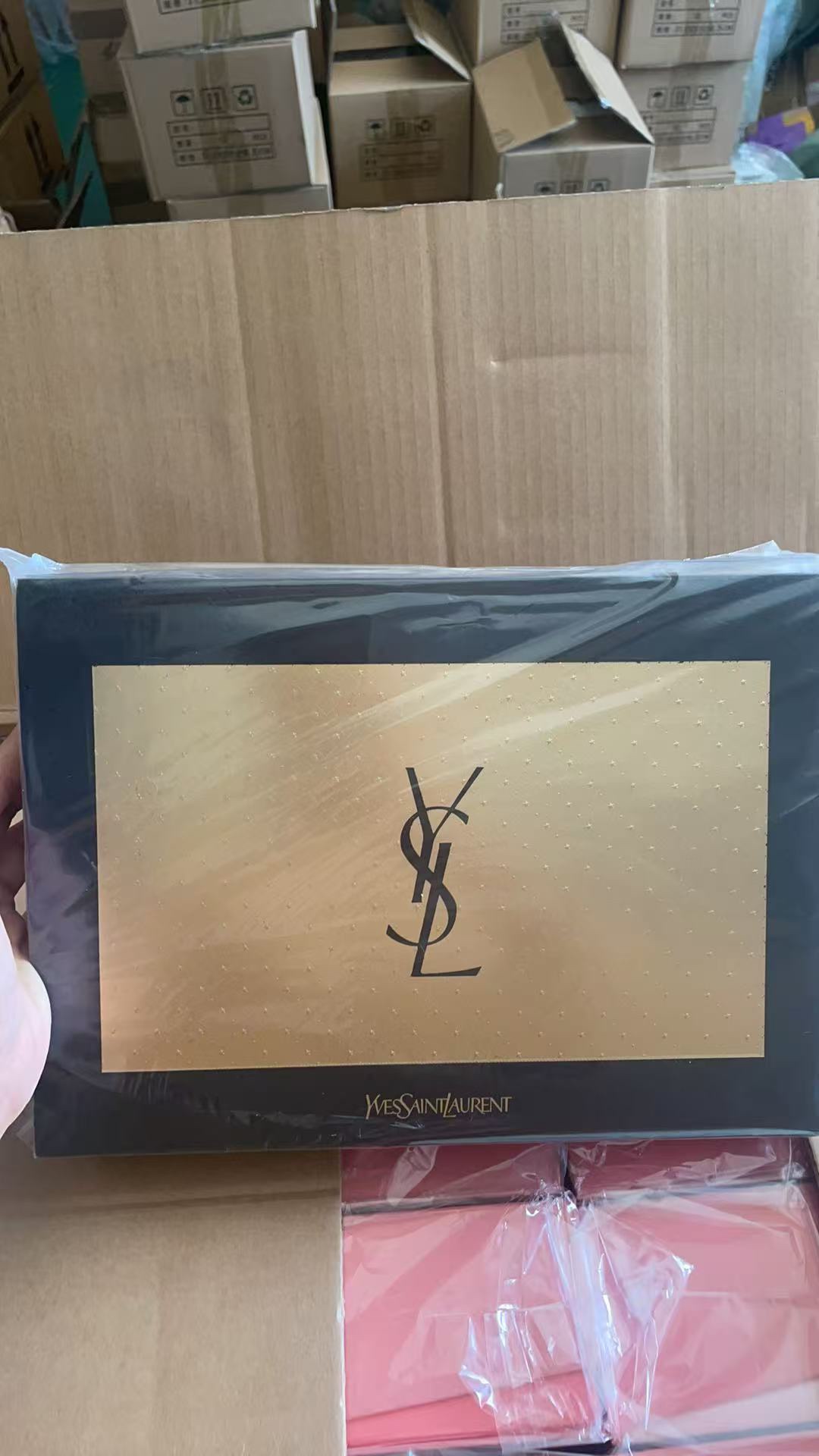 Set de maquillaje de tres piezas de Yves Saint Laurent Libre! Incluye: loción corporal 75ml, gel de baño 75ml, perfume …