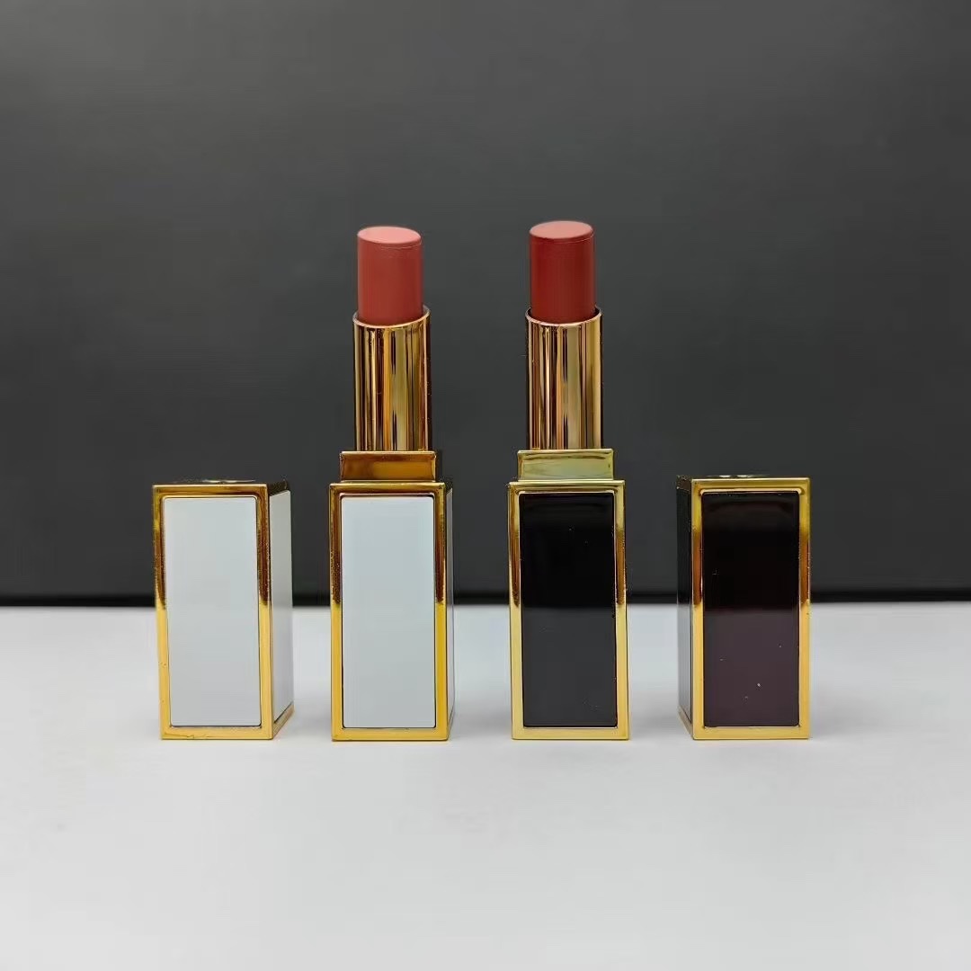 打起出货
铝管高品质/外壳可扫红光，对版对色对味/配中文标，打码A75/打20支✔️TF细管口红小样明通版1g！色号：白细管03，04，20，27，31，32，33，34，38，39，40，41，108，158，159，160，细黑细管50，51，52，24，26，27，28，16。67，68，69，80，90，91。