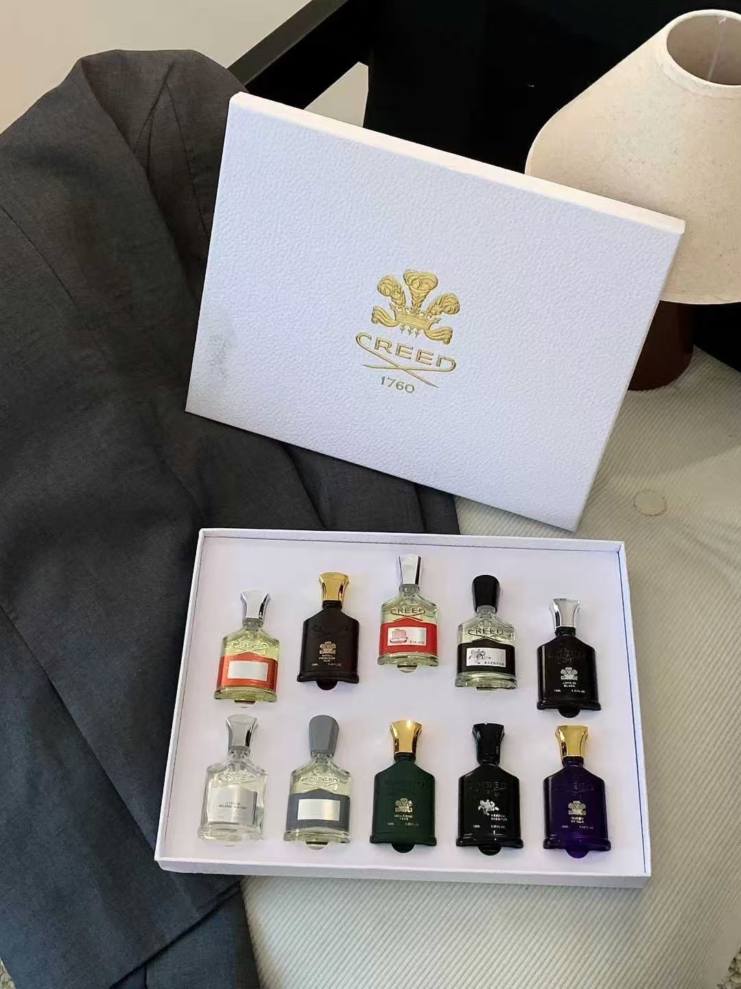 专/145💰
克雷德信仰系列香水中样15ml十件套红盒
克雷德信仰系列香水中样15ml十件套白盒
红盒味道:拿破仑之水10周末,银色山泉,檀香,25版新版花期,香根草,燃情绯红,奢华天堂玫瑰,佛罗伦萨之水,沁甜草莓,春日花香。
白盒味道:拿破仑之水,灰色拿破仑,拿破仑之水馥郁版,林中绿杉,桂影如绸,皇家公主乌木,暗黑之恋,维尔京岛之水,维京之海-橙,维京之海-红。