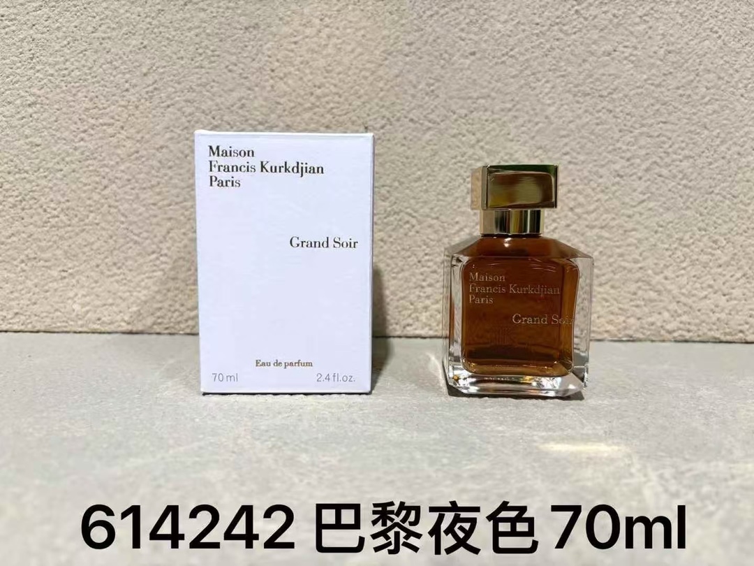 专/65💰
吉安70ml！味道：4228朝曦，612187无尽之水，615492媒介之水，613610蓝色724，606513乌木丝缎，602188玫瑰，620939琥珀印象，606506乌木丝缎香精版，614242巴黎夜色。