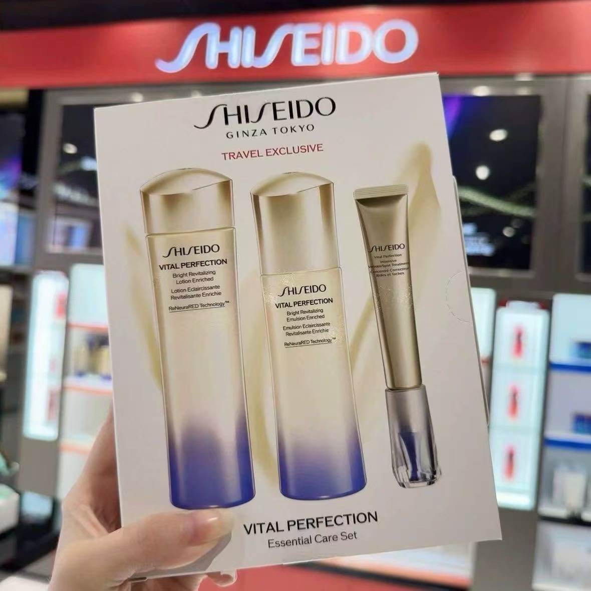 Versión con contorno de ojos / versión con crema facial: set de tres piezas de Shiseido Vital Perfection, versión con c…