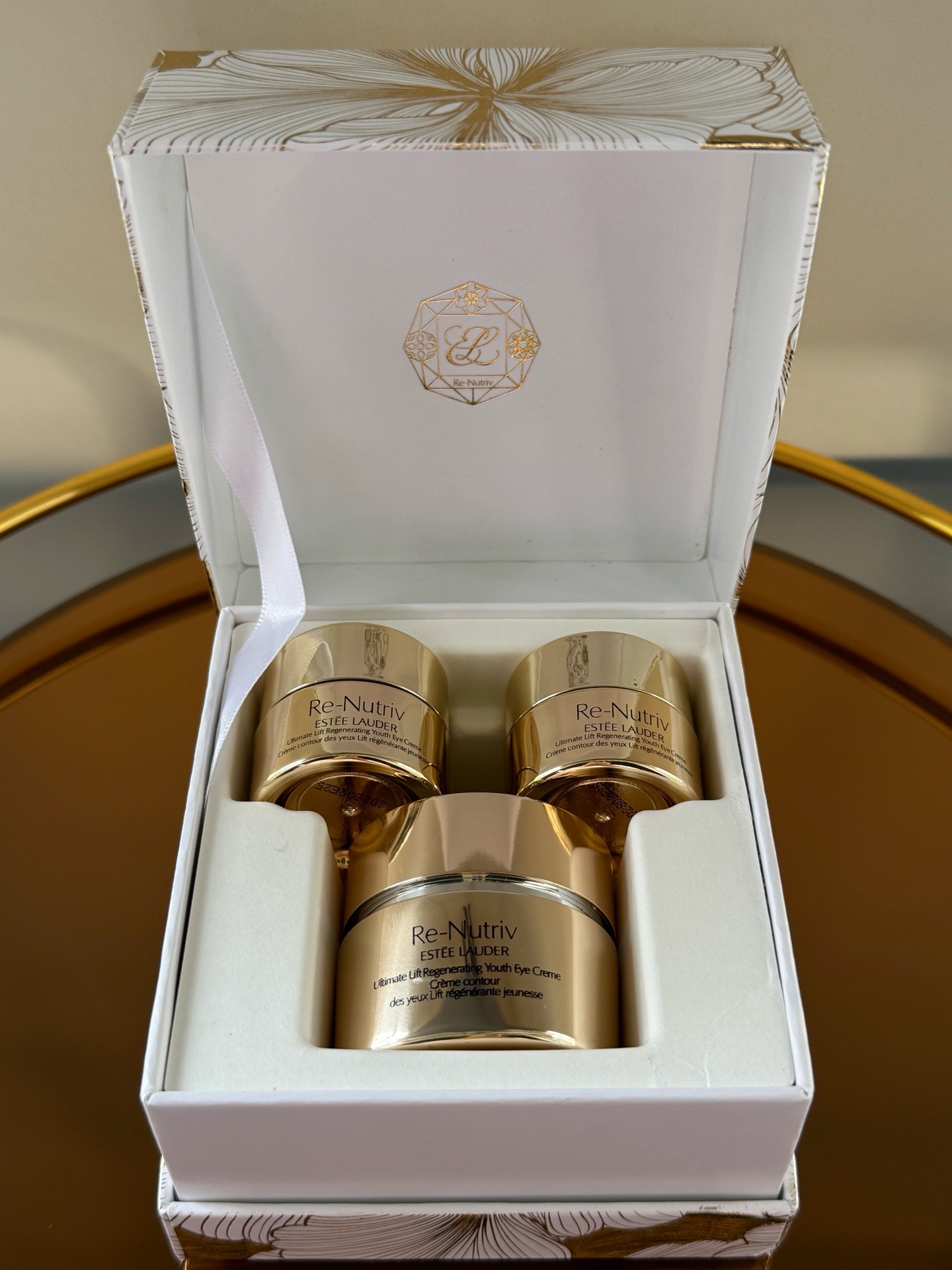 专/190💰
雅诗兰黛白金眼霜2+1套装！内含：轻型盈15 ml+7ml*2，