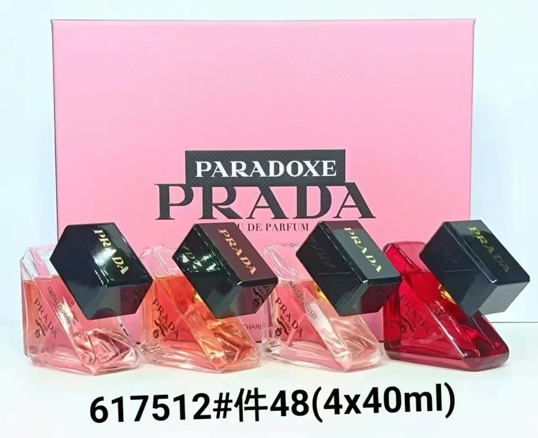 617512 Prada 我本莫测 四件套 香水中样 30ml 四件套 粉盒！内含：带喷头 30ml*4。