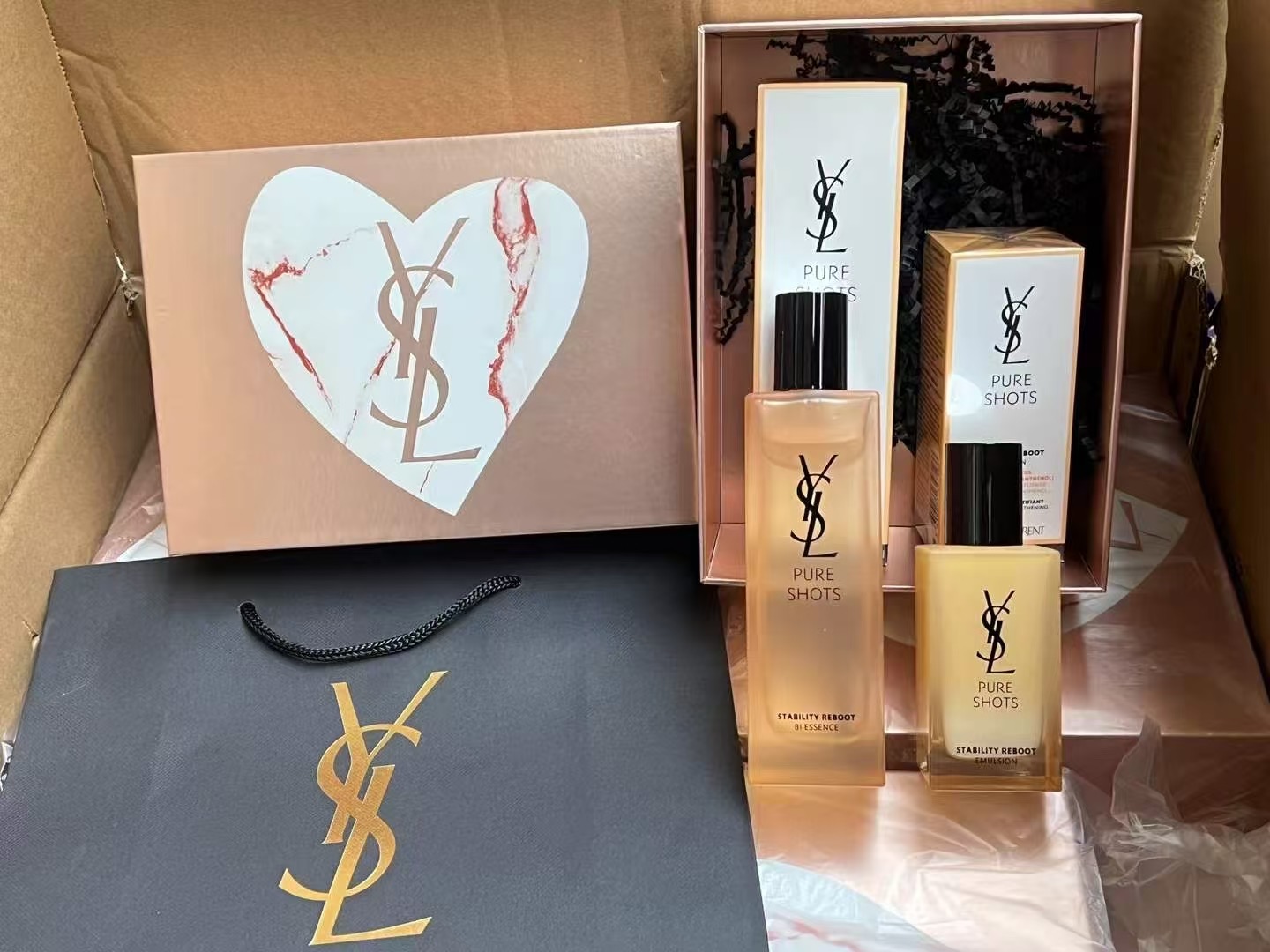 Set de dos piezas de loción y emulsión de YSL Saint Laurent: incluye loción 150ml, emulsión 75ml.