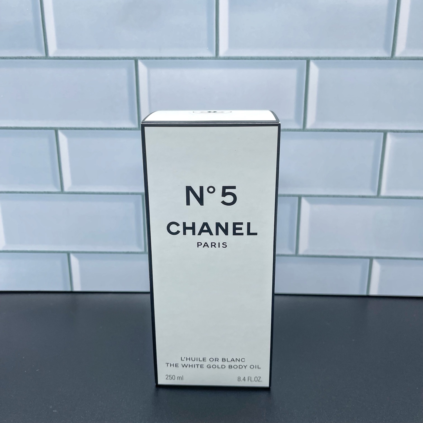 ✨50包
香奈儿白金5号精华油圣诞限量版250ml 独家私模 细节全对版 味道对香 市面最高版本 非流通普货 正品质量直供 支持对比 配中文标 打12 件48
