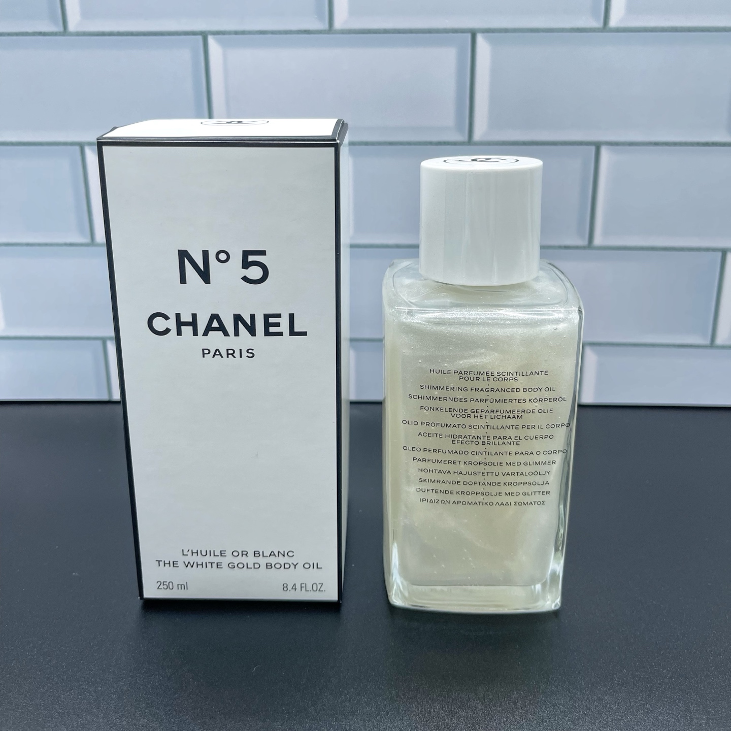 ✨50包
香奈儿白金5号精华油圣诞限量版250ml 独家私模 细节全对版 味道对香 市面最高版本 非流通普货 正品质量直供 支持对比 配中文标 打12 件48