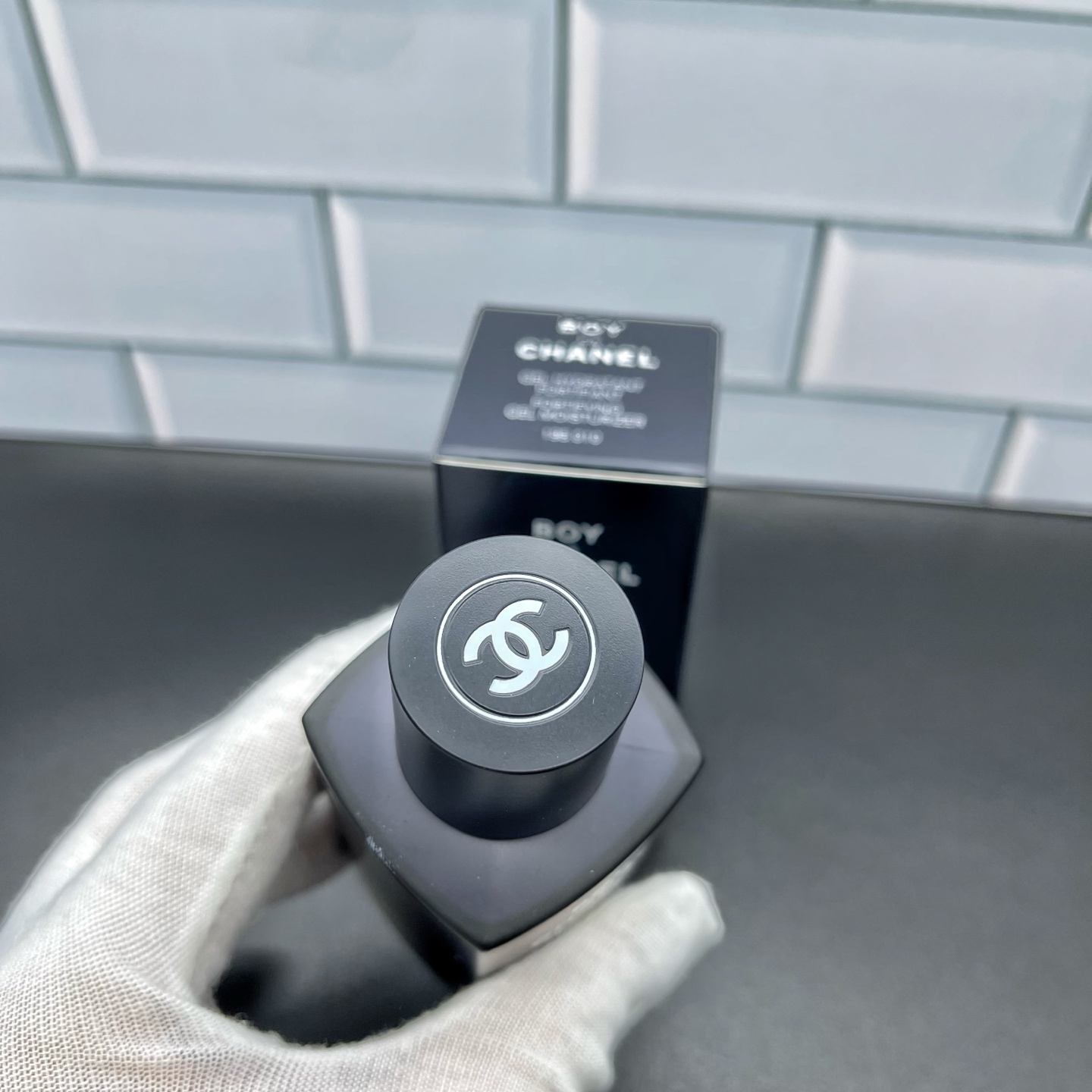 ✨60包
香奈儿蔚蓝男士面霜50ml 配中文标 打12 件96