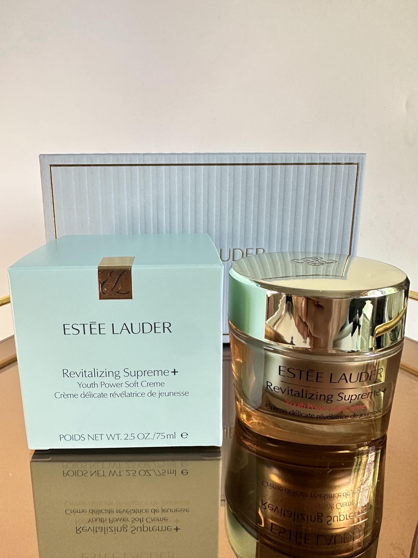 专柜品质/160💰包邮
雅诗兰黛智妍面霜5+1套装25版！内含：智妍轻盈面霜75ml*1个，智妍轻盈面霜15ml*4个，抗蓝光眼霜3ml* 1个。