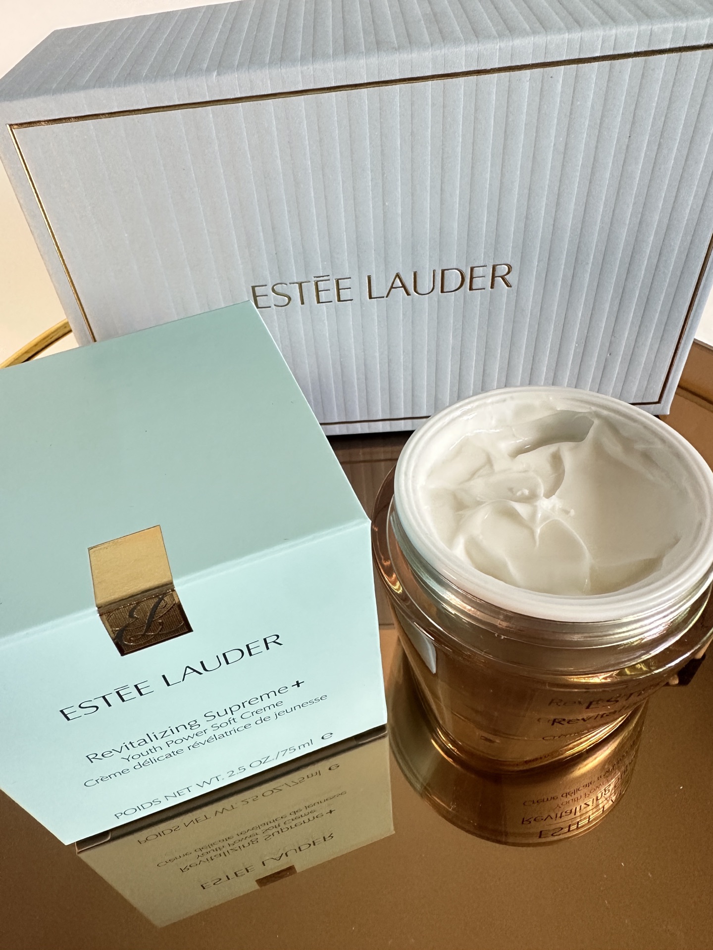 专柜品质/160💰包邮
雅诗兰黛智妍面霜5+1套装25版！内含：智妍轻盈面霜75ml*1个，智妍轻盈面霜15ml*4个，抗蓝光眼霜3ml* 1个。