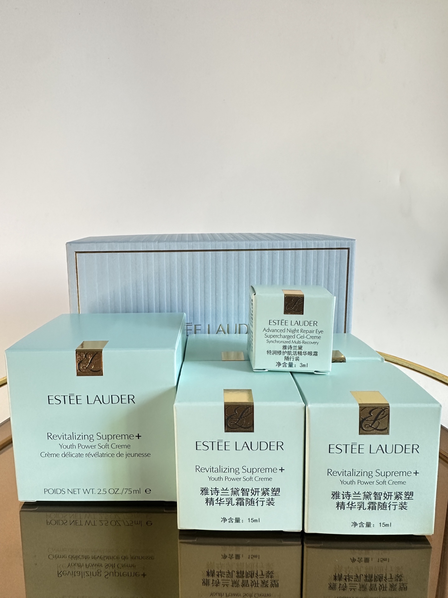 专柜品质/160💰包邮
雅诗兰黛智妍面霜5+1套装25版！内含：智妍轻盈面霜75ml*1个，智妍轻盈面霜15ml*4个，抗蓝光眼霜3ml* 1个。