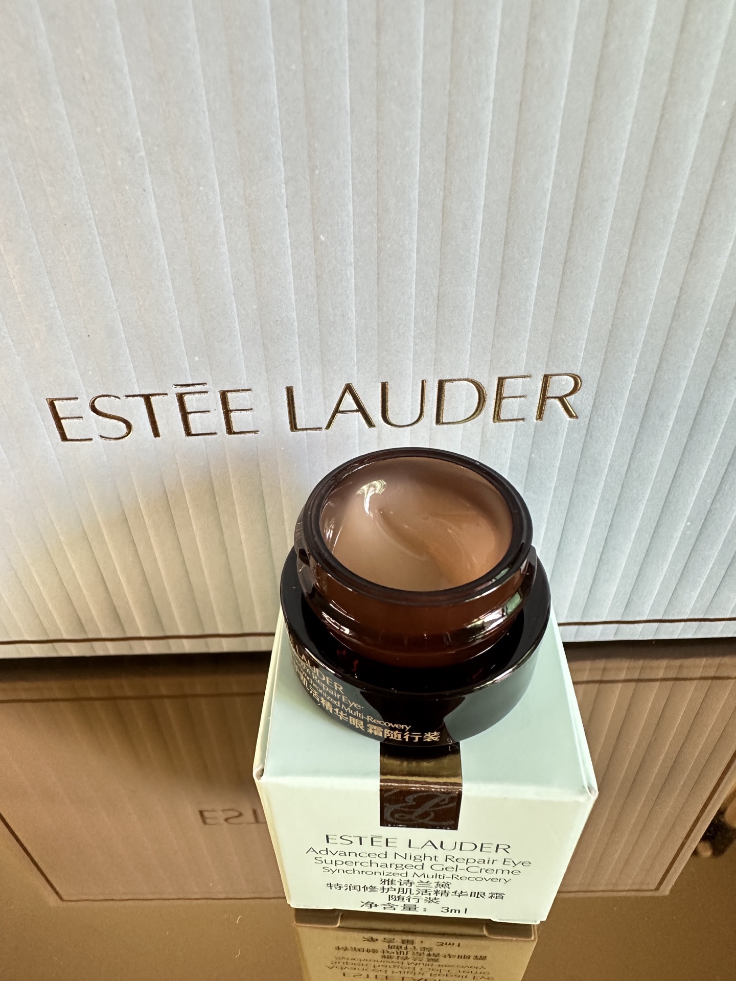 专柜品质/160💰包邮
雅诗兰黛智妍面霜5+1套装25版！内含：智妍轻盈面霜75ml*1个，智妍轻盈面霜15ml*4个，抗蓝光眼霜3ml* 1个。