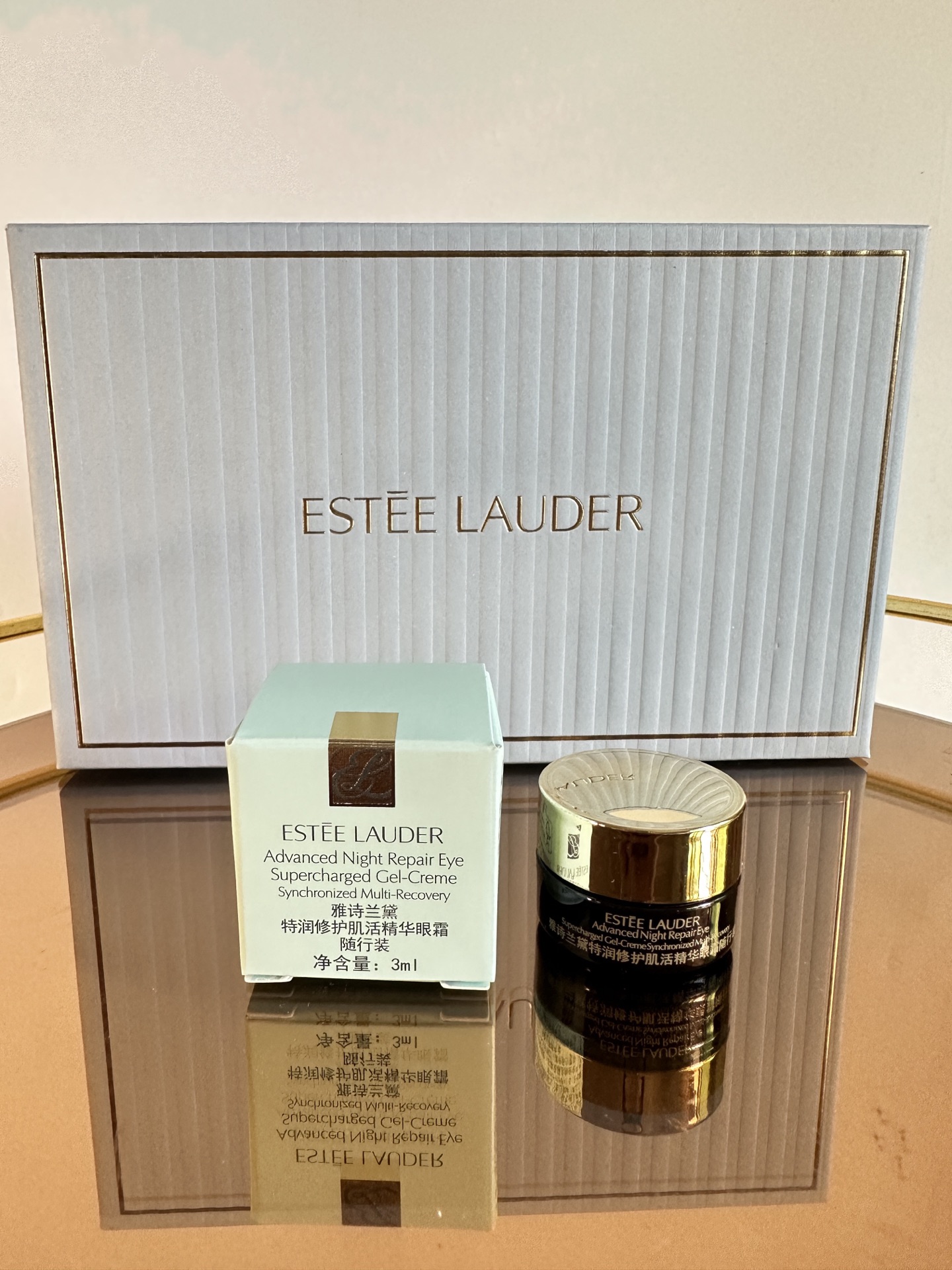 专柜品质/160💰包邮
雅诗兰黛智妍面霜5+1套装25版！内含：智妍轻盈面霜75ml*1个，智妍轻盈面霜15ml*4个，抗蓝光眼霜3ml* 1个。