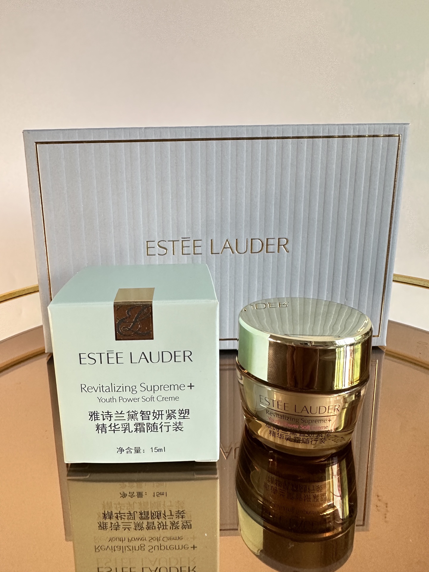 专柜品质/160💰包邮
雅诗兰黛智妍面霜5+1套装25版！内含：智妍轻盈面霜75ml*1个，智妍轻盈面霜15ml*4个，抗蓝光眼霜3ml* 1个。