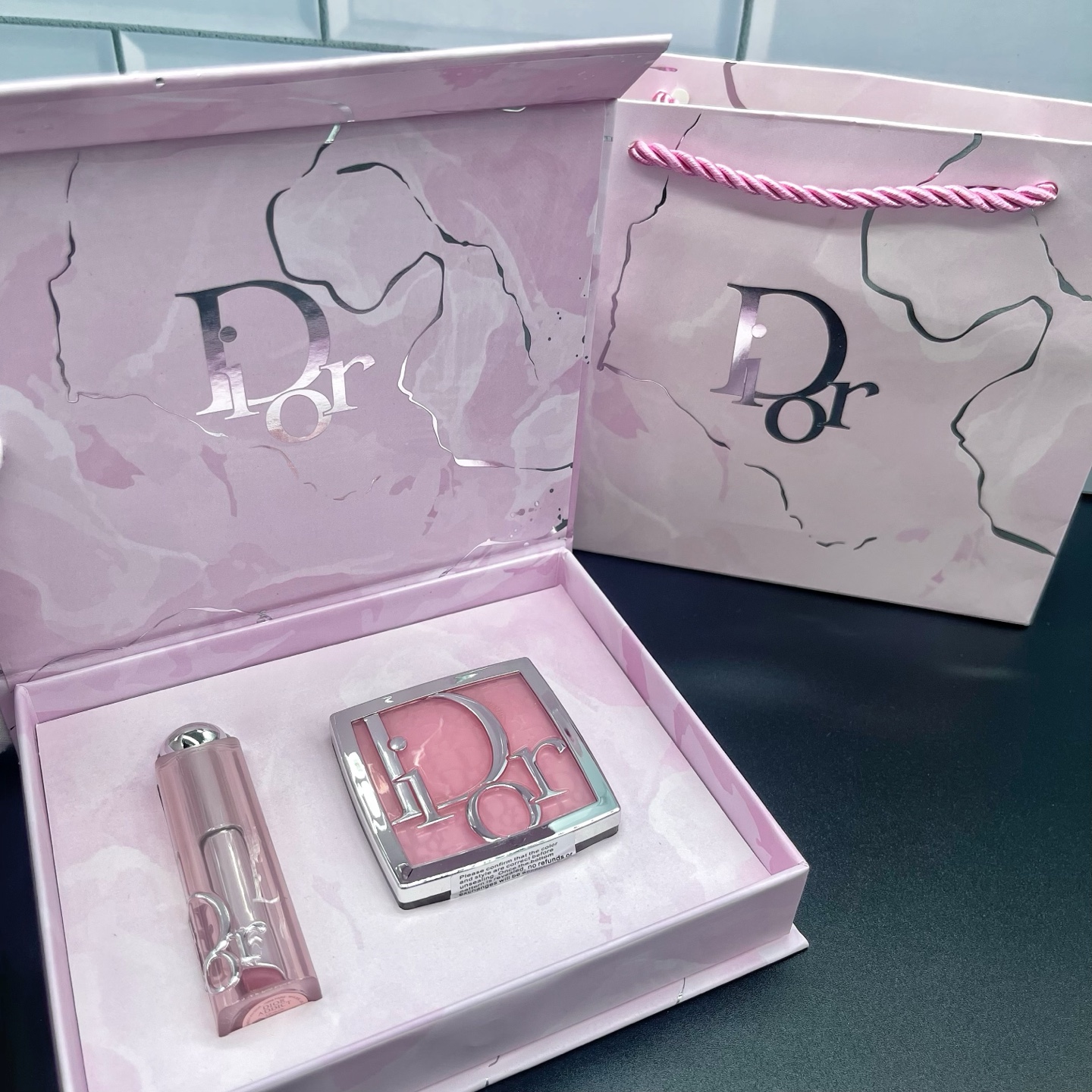 专柜品质/85💰包邮
迪奥粉色大理石彩妆两件套 单色腮红25版001#4.5g 变色唇膏25版001#3.2g 配礼袋+中文标 打12 件36