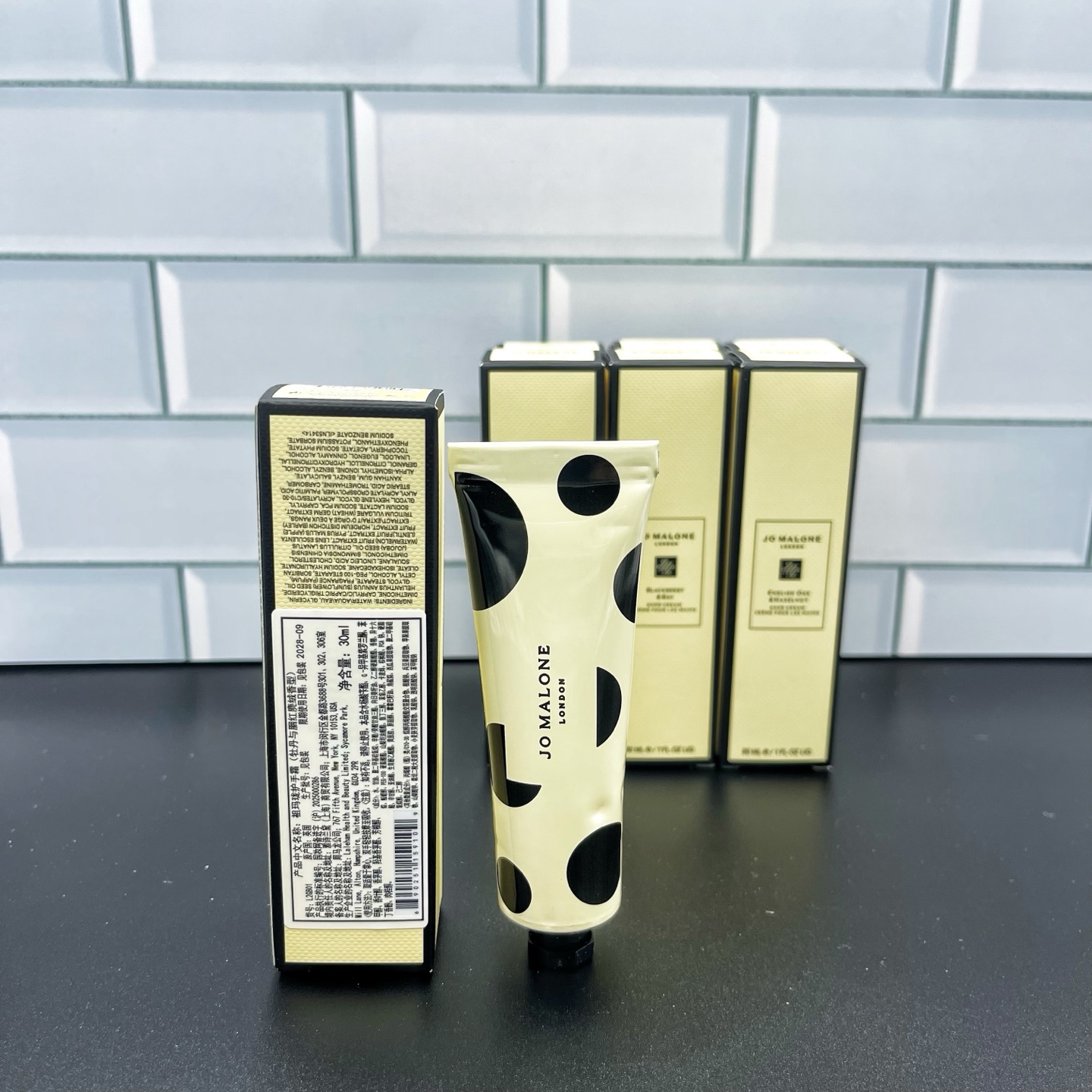 新品各💰42包邮
祖马龙格纹护手霜30ml 蓝风铃 英国梨 青柠 海盐 牡丹 黑莓 英国橡树与榛子 配中文标 打24 件192