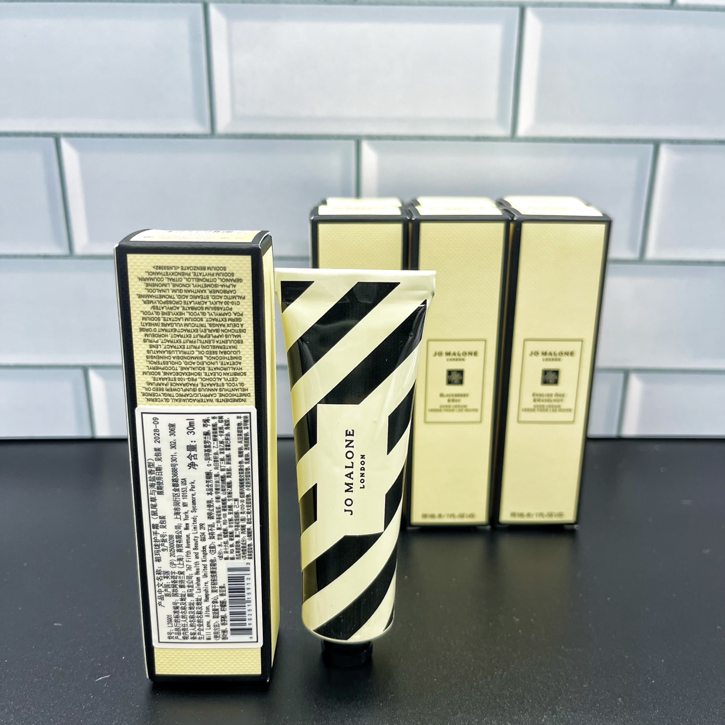 新品各💰42包邮
祖马龙格纹护手霜30ml 蓝风铃 英国梨 青柠 海盐 牡丹 黑莓 英国橡树与榛子 配中文标 打24 件192