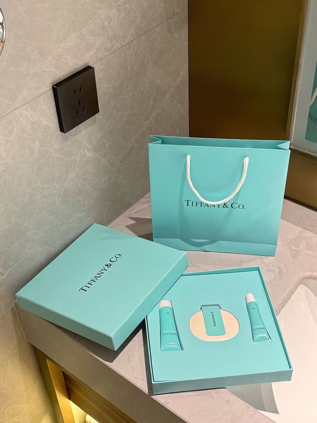 原单品质💰95
蒂芙尼香蓝三件套！内含：乳木果香型护手霜30ml，玫瑰香型润唇蜜15ml，精美便携式美妆镜。