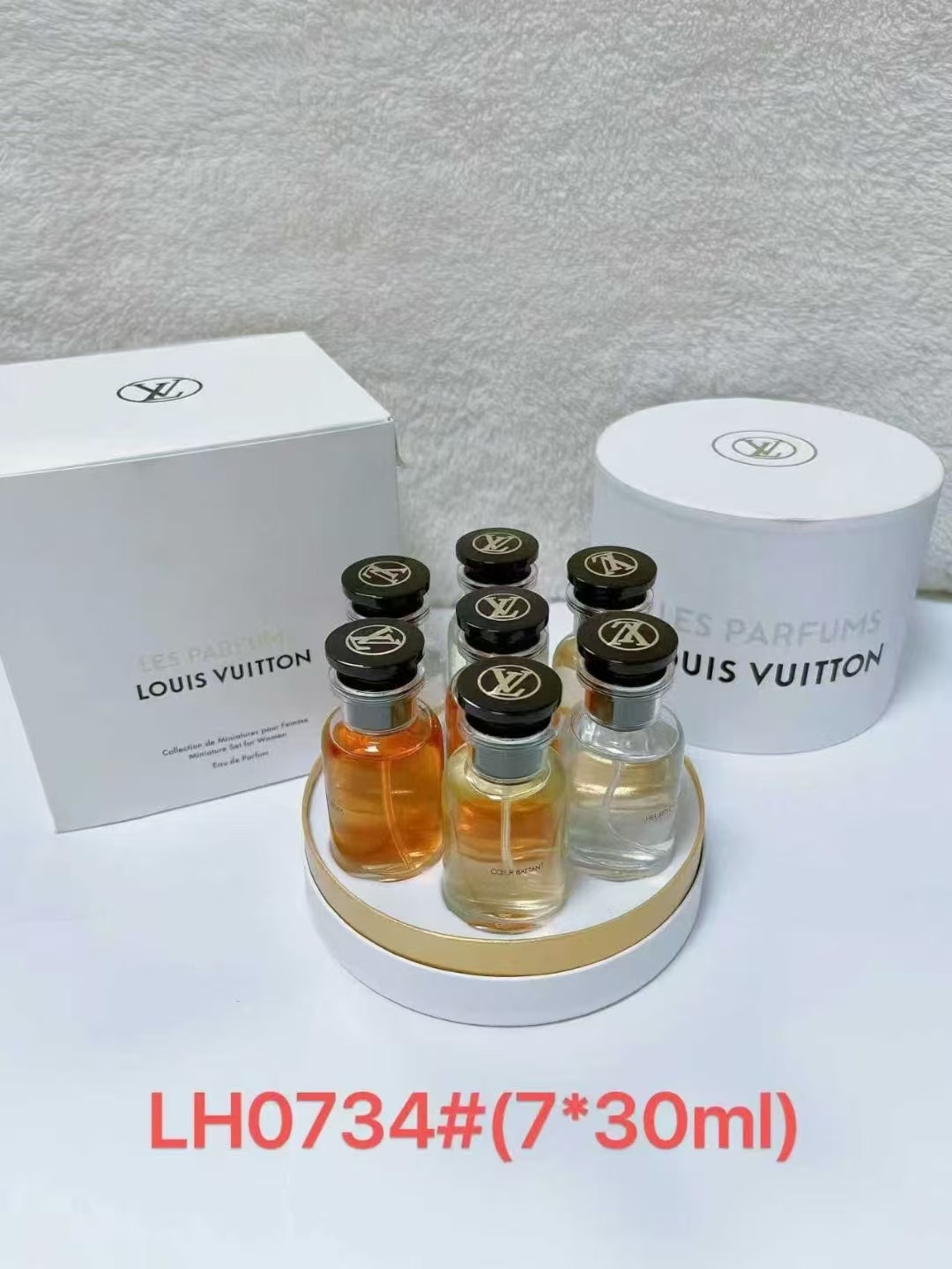 Set de 7 muestras de perfume LV de 30ml cada una! Incluye: 7 frascos de 30ml con atomizador. Aromas: 30ml RosedesVents,…