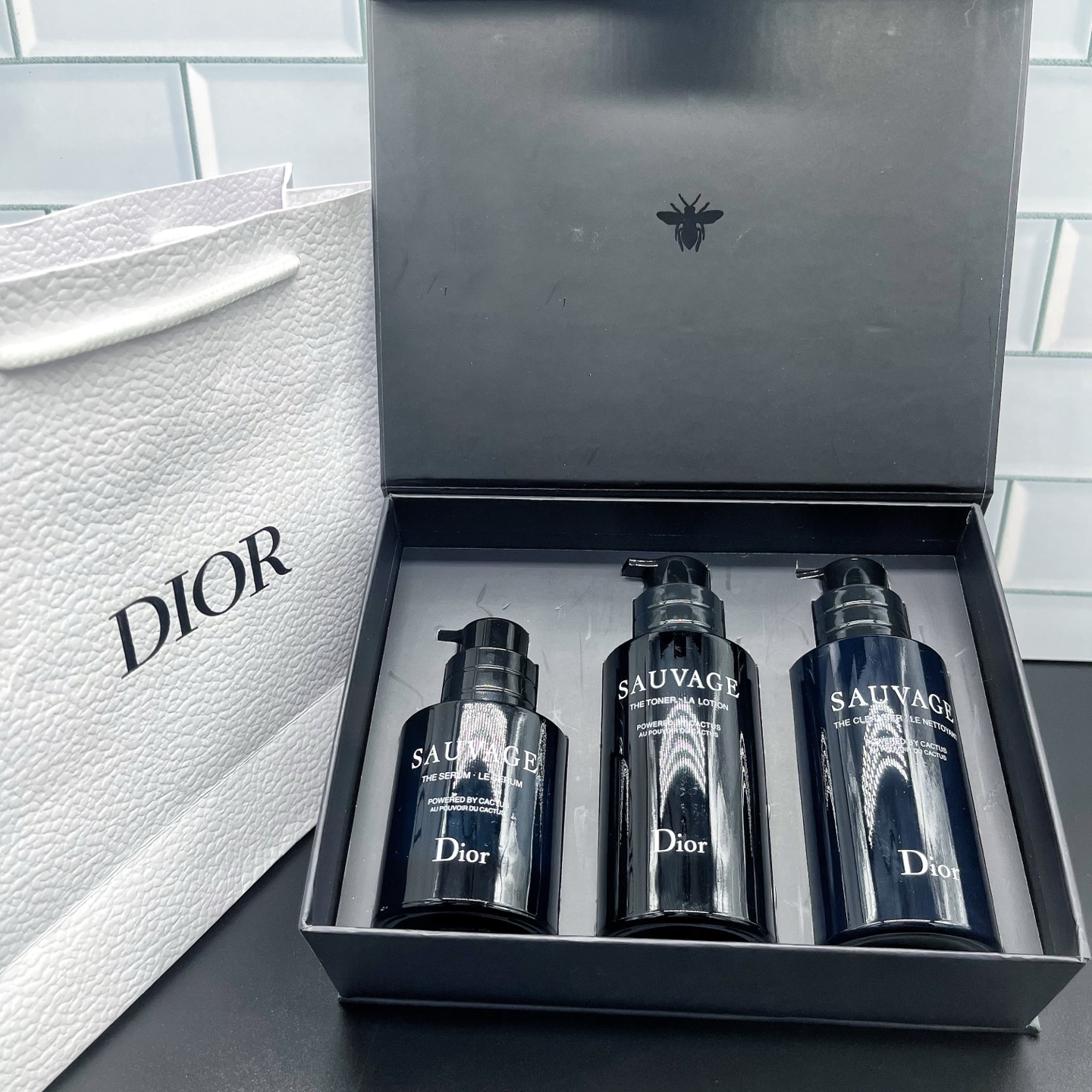 Set de tres piezas Dior Sauvage Elixir para hombre versión 26, limpiador facial en versión de bomba 125ml, tónico 100ml…