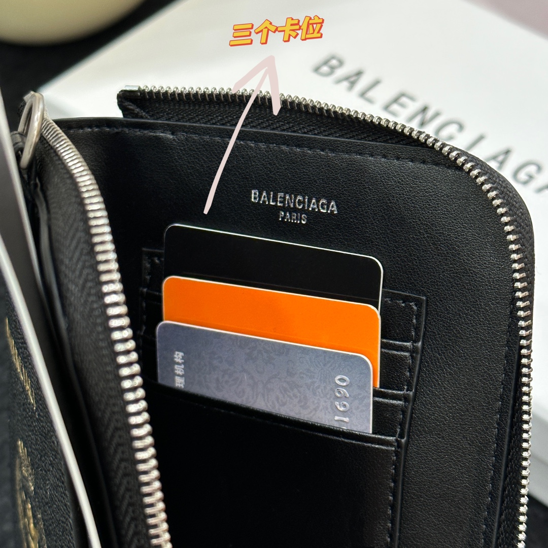 Balenciaga Balenciaga巴黎世家护照夹零钱包卡包 配黑色挂绳~也太潮潮潮啦