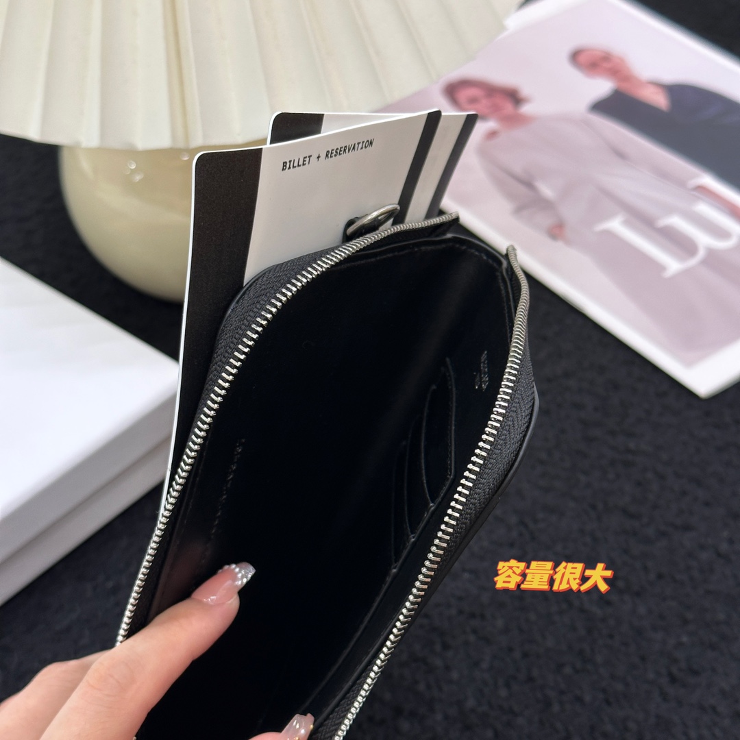 Balenciaga Balenciaga巴黎世家护照夹零钱包卡包 配黑色挂绳~也太潮潮潮啦