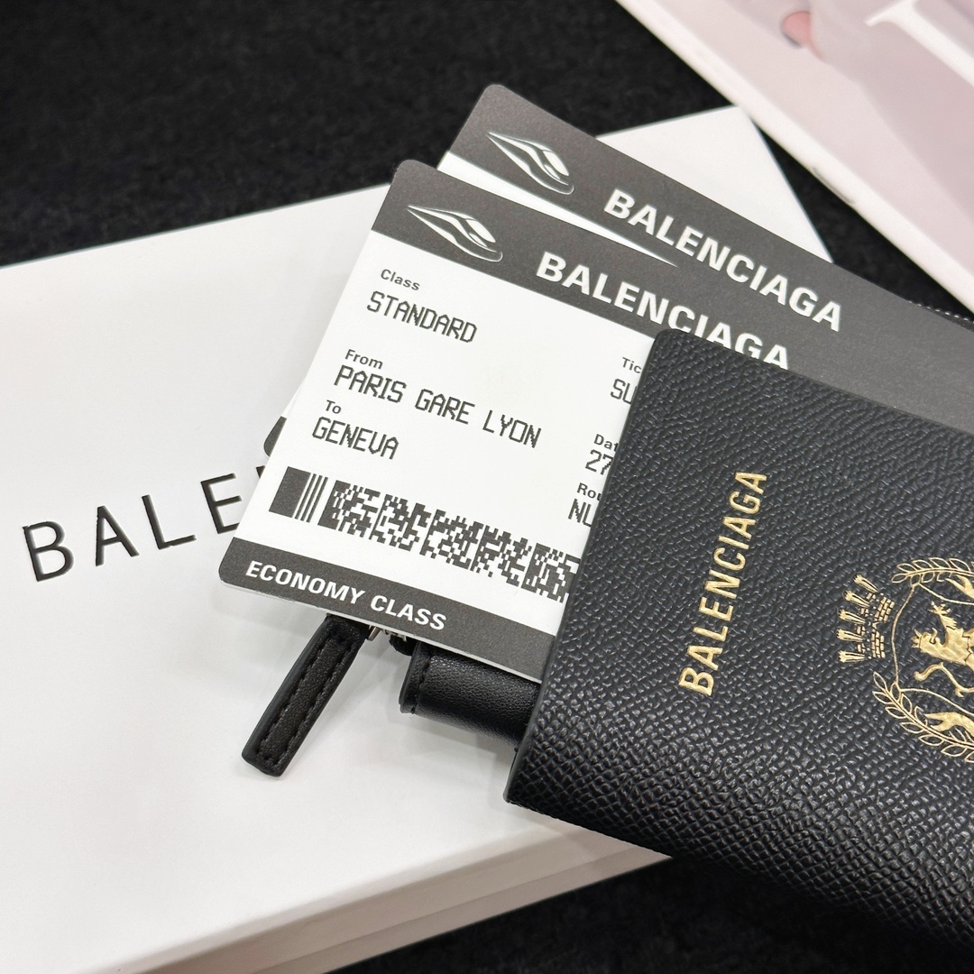 Balenciaga Balenciaga巴黎世家护照夹零钱包卡包 配黑色挂绳~也太潮潮潮啦
