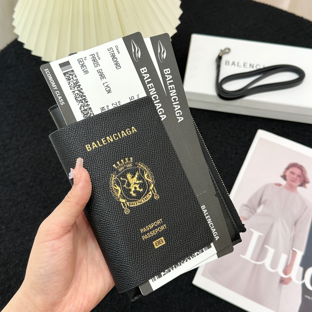 Balenciaga Balenciaga巴黎世家护照夹零钱包卡包 配黑色挂绳~也太潮潮潮啦