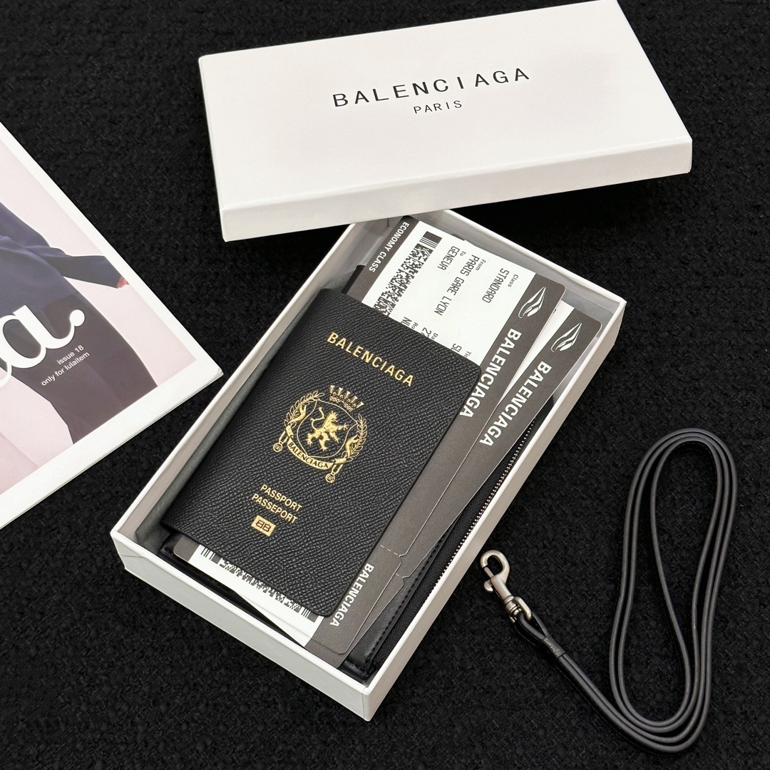Balenciaga Balenciaga巴黎世家护照夹零钱包卡包 配黑色挂绳~也太潮潮潮啦