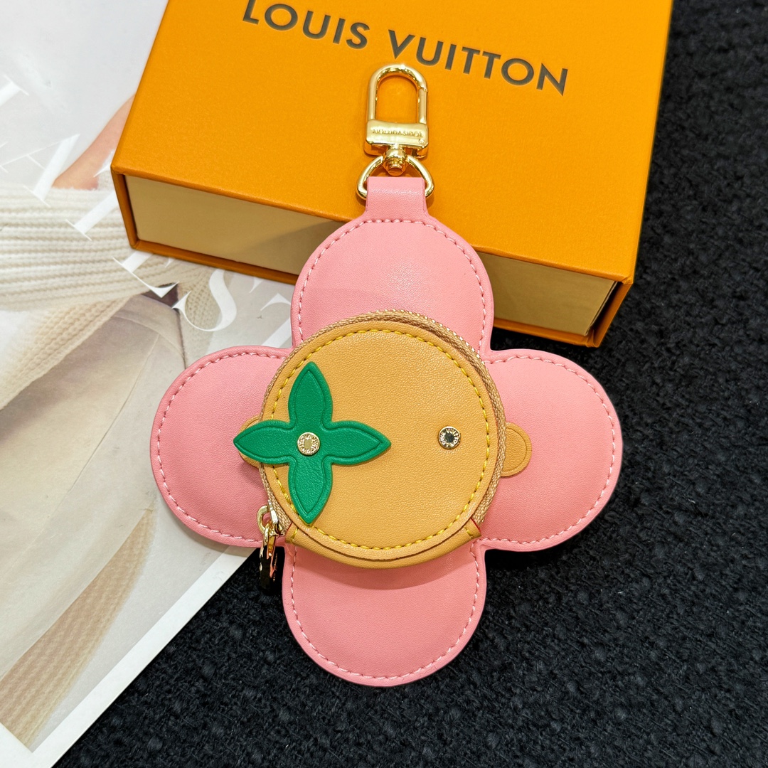 NO:617235,The cost has increased and the price has been adjusted. The popular vivienne sunflower coin purse pendant is available in 4 colors. Louis Vuitton Louis Vuitton lv sunflower coin purse pendant arty alm Srings. The cow leather reveals a bit of rebellious spirit with functional design. Monogram canvas creates pocket-sized alm strings. The zipper opening is easy to accommodate various small items, and the Louis Vuitton Paris logo label adds brand charm.,, louis vuitton, louis vuitton, louis  vuitton,wallets,cowhide19860909成本上涨调价 爆款vivienne太阳花零钱包挂件 4色齐全 Louis Vuitton 路易威登lv太阳花零钱包挂 挂饰 arty alm Srings 牛皮革以功能性设计透露些许反叛精神.Monogram 帆布塑造袖珍alm Srings ,拉链开合便于容纳各色小物,更有路易威登巴黎标识标签增添品牌韵味.,,louis vuitton,louis vuitton,louis vuitton,wallets,cowhide,accessory